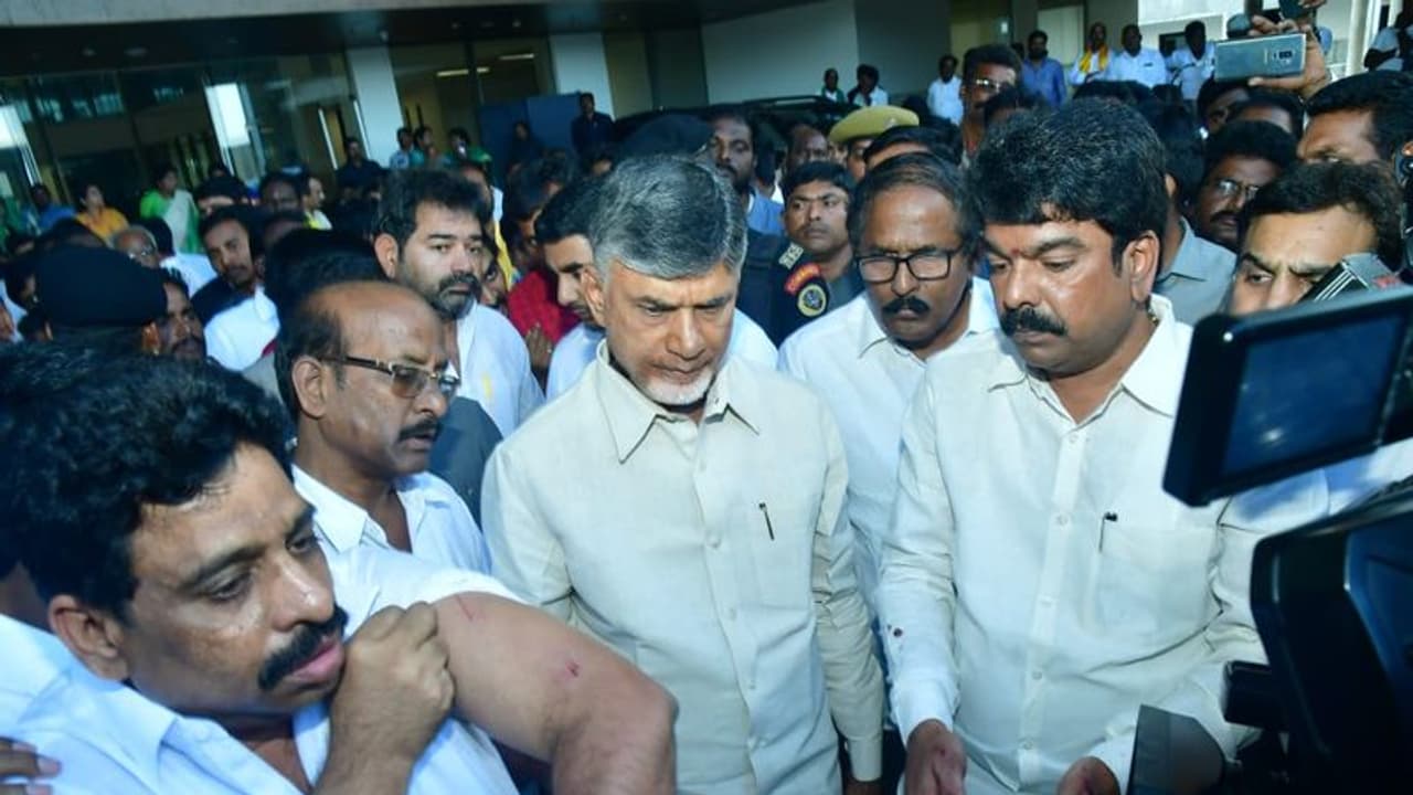 వీసా తీసుకోవాలా, జగన్ పులివెందుల్లోనే ఉండాలి: చంద్రబాబు వీసా తీసుకోవాలా, జగన్ పులివెందుల్లోనే ఉండాలి: చంద్రబాబు