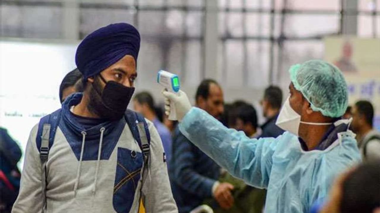 కరోనా ఎఫెక్ట్... 36గంటలుగా ఎయిర్ పోర్టులోనే ... కరోనా ఎఫెక్ట్... 36గంటలుగా ఎయిర్ పోర్టులోనే ...