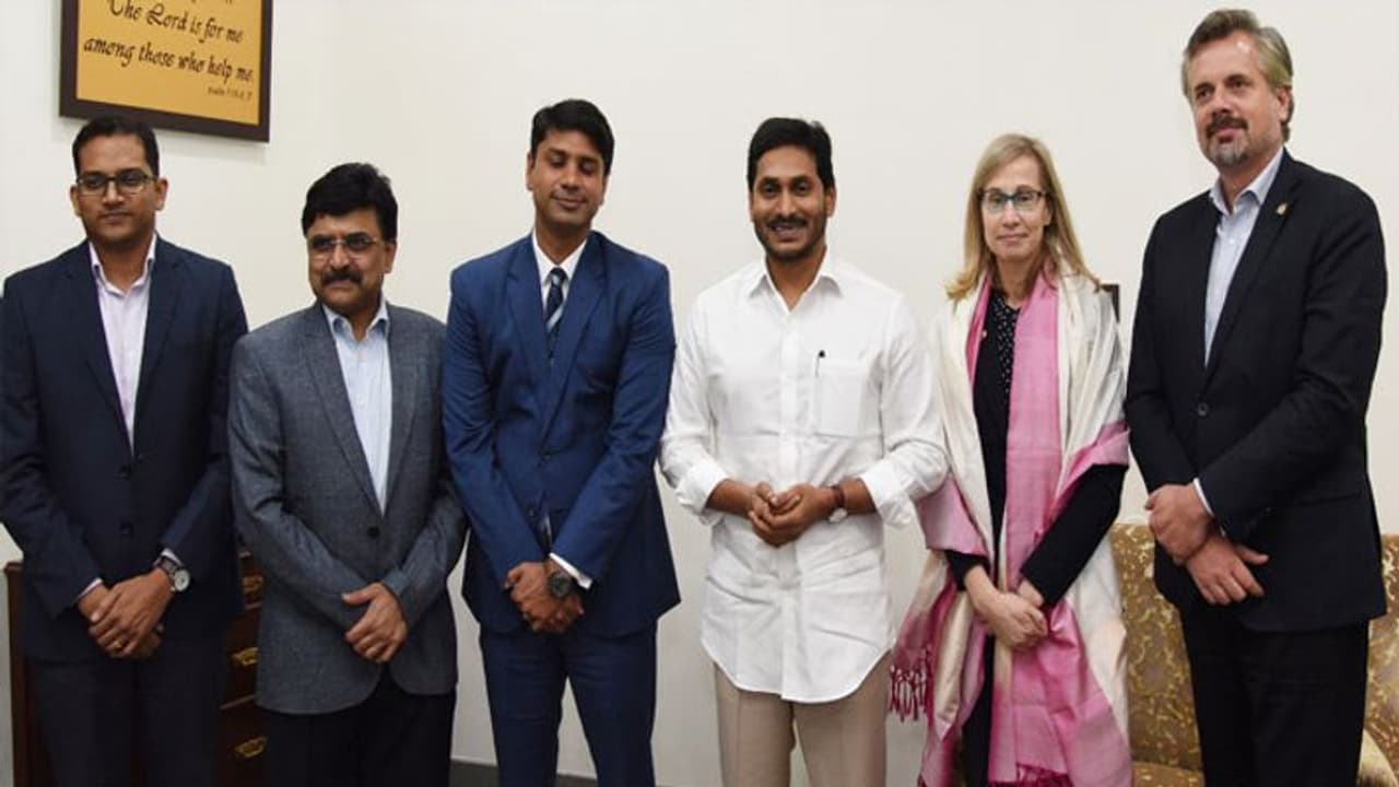 సీఎం జగన్ ని కలిసిన కెనడా కౌన్సిల్ జనరల్... పనితీరుపై ప్రశంసలు సీఎం జగన్ ని కలిసిన కెనడా కౌన్సిల్ జనరల్... పనితీరుపై ప్రశంసలు