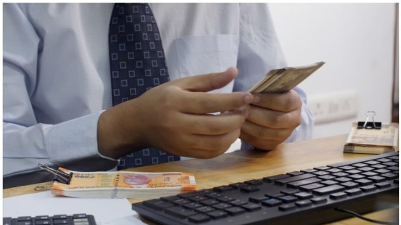 സഹകരണ ബാങ്കുകളിലും സഹകരണ സംഘങ്ങളിലും ഒഴിവുകൾ; അപേക്ഷ ക്ഷണിച്ചു സഹകരണ ബാങ്കുകളിലും സഹകരണ സംഘങ്ങളിലും ഒഴിവുകൾ; അപേക്ഷ ക്ഷണിച്ചു