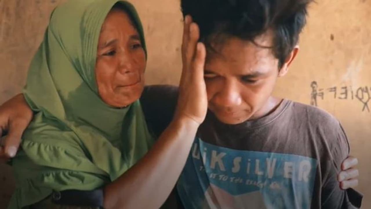 കാണാതായ മകനെ 15 വര്‍ഷത്തിനുശേഷം കണ്ടുമുട്ടി, പൊട്ടിക്കരഞ്ഞ് അമ്മ, കരച്ചിലടക്കാന്‍ പാടുപെട്ട് രണ്ടാനച്ഛന്‍