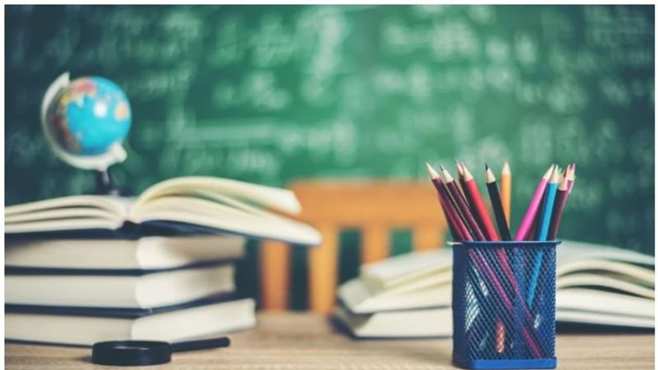 വിദ്യാഭ്യാസ സ്ഥാപനങ്ങൾക്ക് അവധി; സർവ്വകലാശാല പരീക്ഷകൾക്ക് മാറ്റമില്ലെന്ന് അറിയിപ്പ്