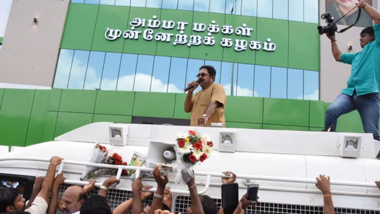 டி.டி.வி.தினகரனை யாரும் நம்ப வேண்டாம்... அமமுகவினரை அழைக்கும் அதிமுக..! டி.டி.வி.தினகரனை யாரும் நம்ப வேண்டாம்... அமமுகவினரை அழைக்கும் அதிமுக..!