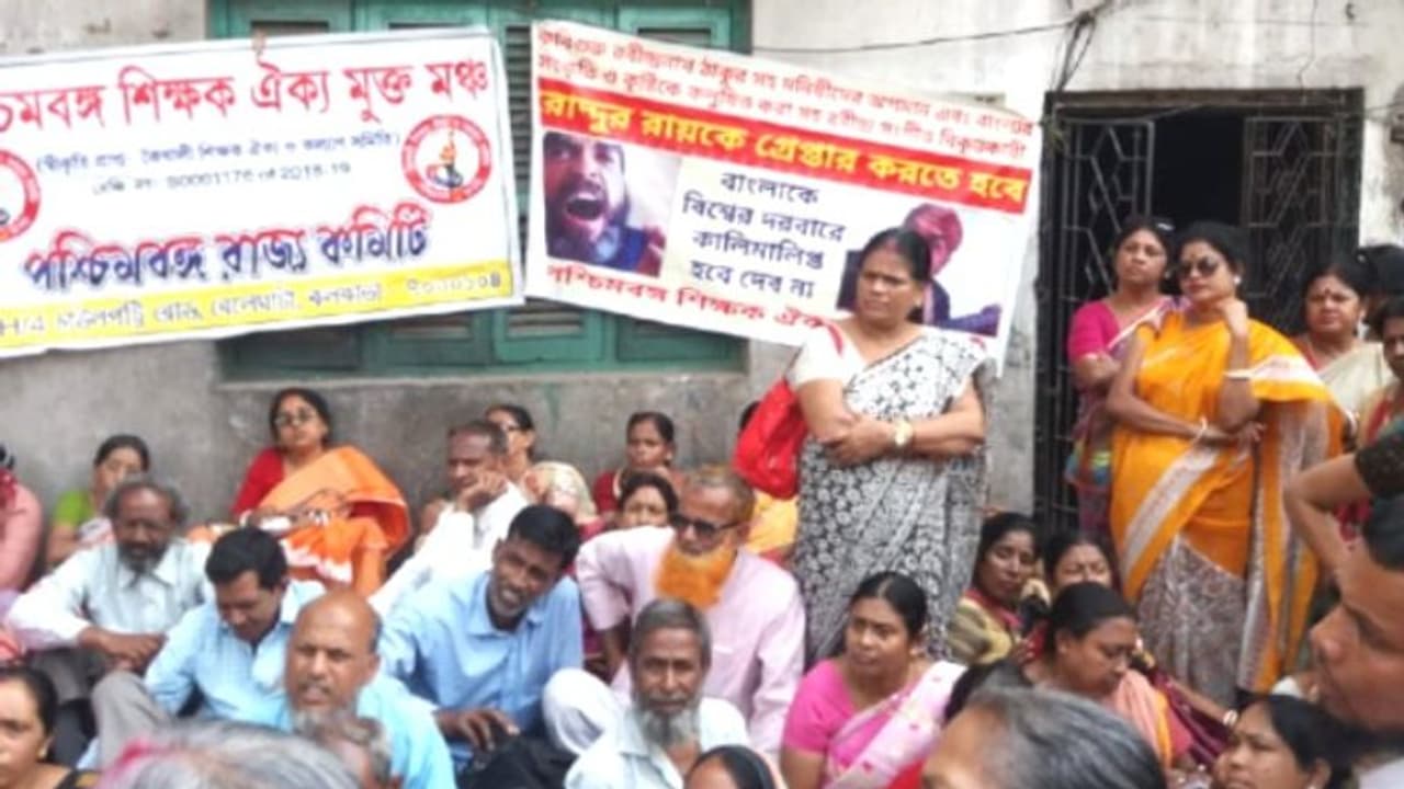 রোদ্দুর রায়ের গ্রেফতারি চাই, থানার পর রাস্তায় শিক্ষক মঞ্চ রোদ্দুর রায়ের গ্রেফতারি চাই, থানার পর রাস্তায় শিক্ষক মঞ্চ