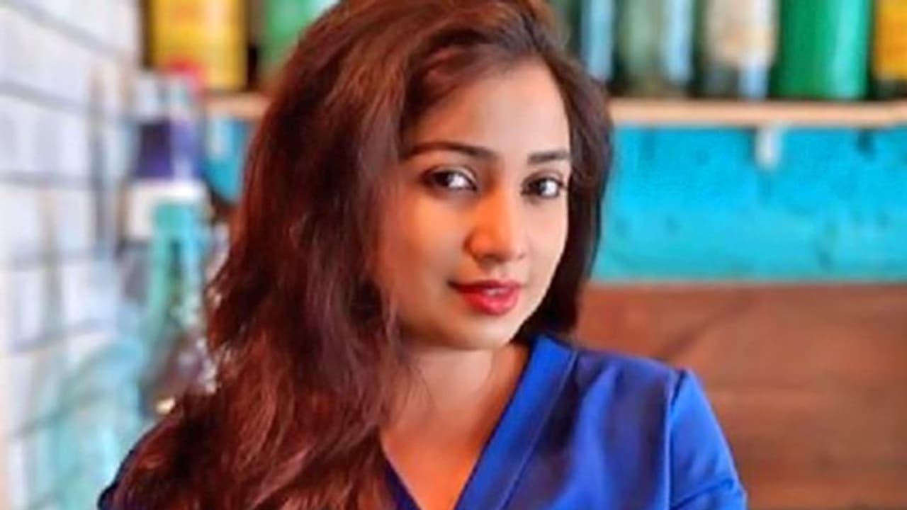 'খেতে গেলে খাবার বানাতে হবে', হাতা খুন্তি হাতে রান্না ঘরে 'সুরিলা সেফ'