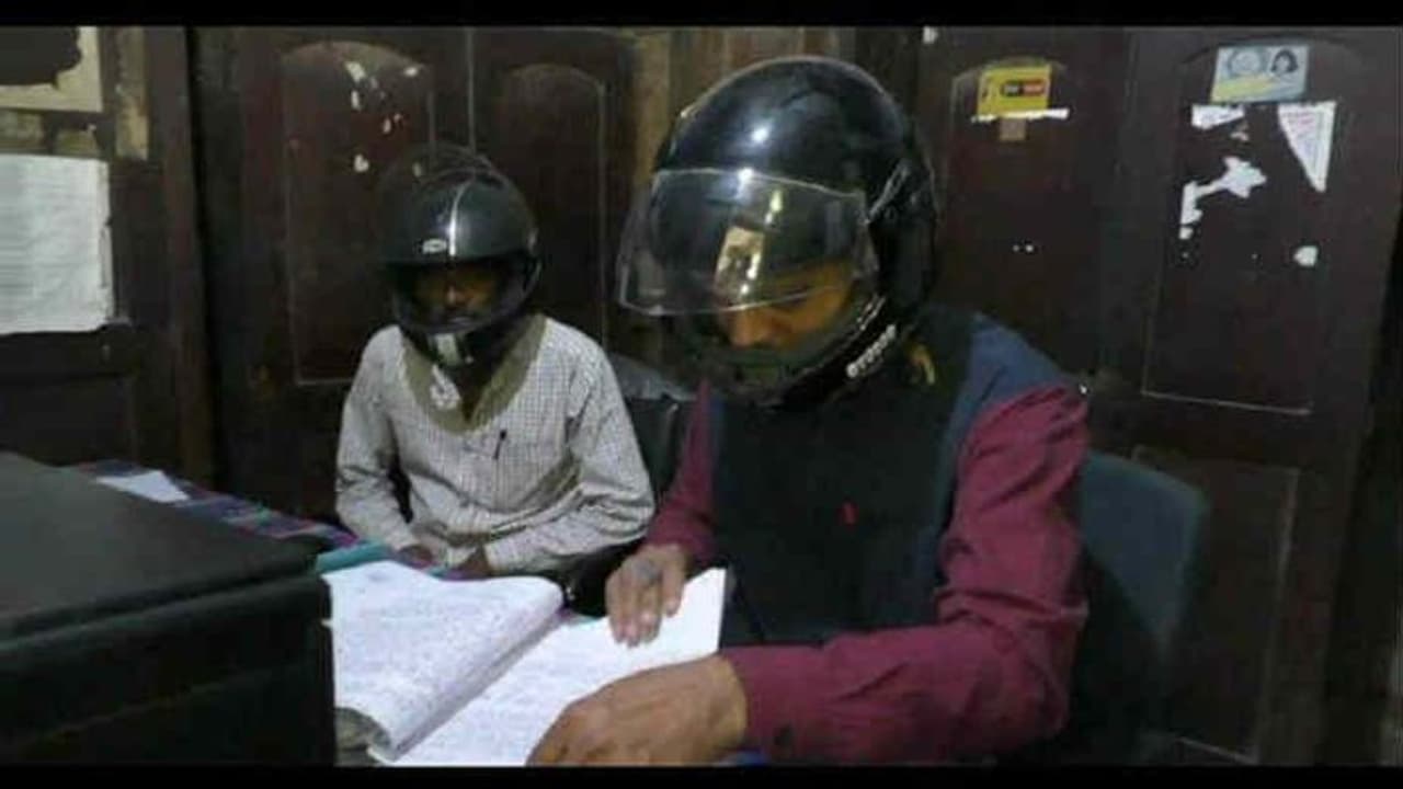 हॉस्पिटल में हेलमेट लगाकर ड्यूटी करने को मजबूर, हर समय बना रहता है हादसे का डर हॉस्पिटल में हेलमेट लगाकर ड्यूटी करने को मजबूर, हर समय बना रहता है हादसे का डर