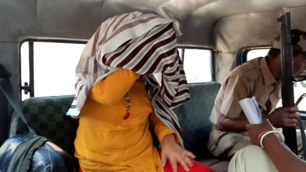 রায়গঞ্জে বন্দুক উঁচিয়ে গৃহবধূর দৌড়াত্ম্য়,অবশেষে পুলিশের জালে রায়গঞ্জে বন্দুক উঁচিয়ে গৃহবধূর দৌড়াত্ম্য়,অবশেষে পুলিশের জালে