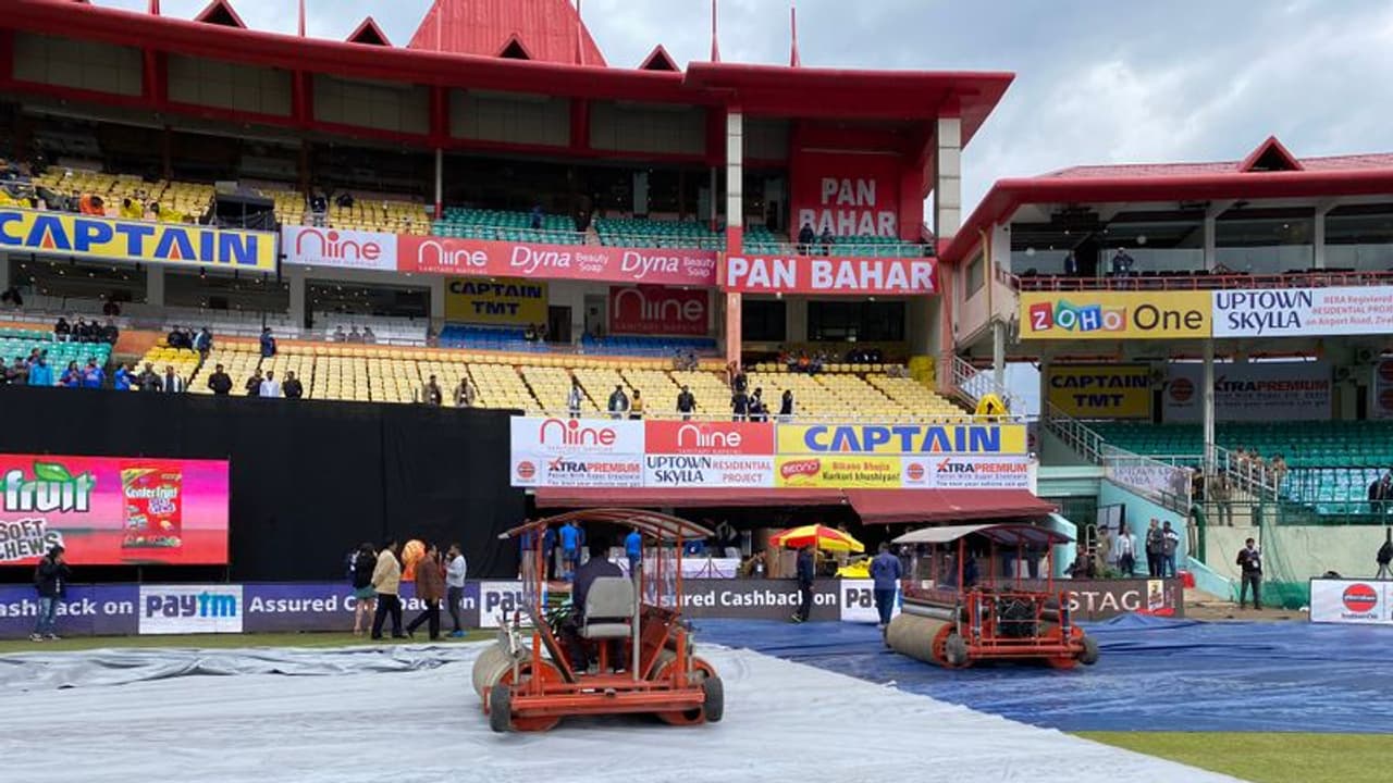 IND vs SA ಭಾರತ ಹಾಗೂ ಸೌತ್ ಆಫ್ರಿಕಾ ಏಕದಿನ ಪಂದ್ಯಕ್ಕೆ ಮಳೆ ಅಡ್ಡಿ, ಪಂದ್ಯ ಟಾಸ್ ವಿಳಂಬ! IND vs SA ಭಾರತ ಹಾಗೂ ಸೌತ್ ಆಫ್ರಿಕಾ ಏಕದಿನ ಪಂದ್ಯಕ್ಕೆ ಮಳೆ ಅಡ್ಡಿ, ಪಂದ್ಯ ಟಾಸ್ ವಿಳಂಬ!