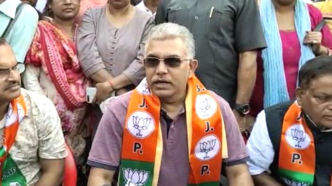 'বাংলায় গণতান্ত্রিক পরিবেশ না থাকলে রাষ্ট্রপতি শাসন', বিস্ফোরক দিলীপ 'বাংলায় গণতান্ত্রিক পরিবেশ না থাকলে রাষ্ট্রপতি শাসন', বিস্ফোরক দিলীপ