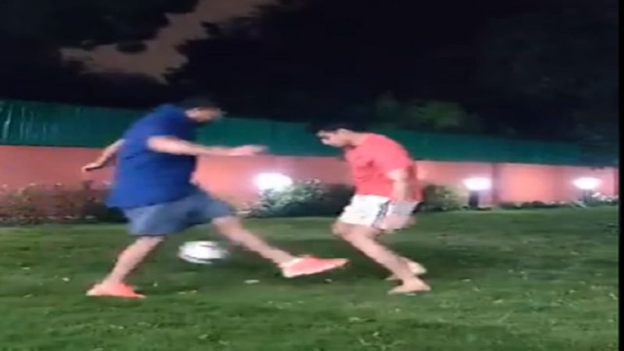 ರಾಜಕೀಯ ಜಂಜಾಟವನ್ನೆಲ್ಲಾ ಬದಿಗೊತ್ತಿ ರಿಲ್ಯಾಕ್ಸ್ ಮೂಡ್ನಲ್ಲಿ ಸಿಂಹ, ಸೂರ್ಯ ರಾಜಕೀಯ ಜಂಜಾಟವನ್ನೆಲ್ಲಾ ಬದಿಗೊತ್ತಿ ರಿಲ್ಯಾಕ್ಸ್ ಮೂಡ್ನಲ್ಲಿ ಸಿಂಹ, ಸೂರ್ಯ