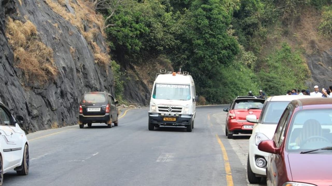 വയനാട്ടിലെ വനപാതകളിൽ വേഗനിയന്ത്രണം നടപ്പാക്കാൻ വനംവകുപ്പ്: എതിർപ്പുമായി നാട്ടുകാർ വയനാട്ടിലെ വനപാതകളിൽ വേഗനിയന്ത്രണം നടപ്പാക്കാൻ വനംവകുപ്പ്: എതിർപ്പുമായി നാട്ടുകാർ
