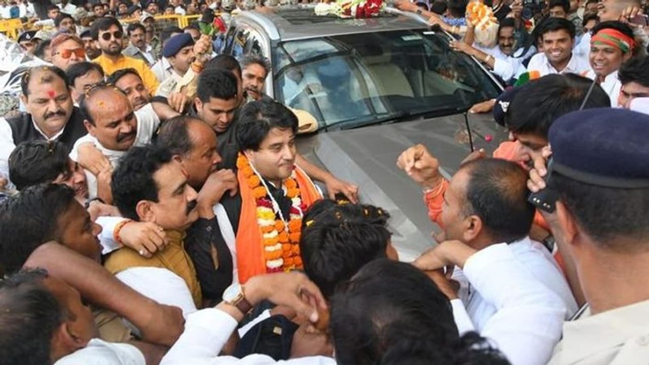 ബിജെപി അധികാരത്തില്; ജ്യോതിരാദിത്യക്കെതിരെയുള്ള വ്യാജരേഖ ചമയ്ക്കല് കേസ് അവസാനിപ്പിച്ചു ബിജെപി അധികാരത്തില്; ജ്യോതിരാദിത്യക്കെതിരെയുള്ള വ്യാജരേഖ ചമയ്ക്കല് കേസ് അവസാനിപ്പിച്ചു