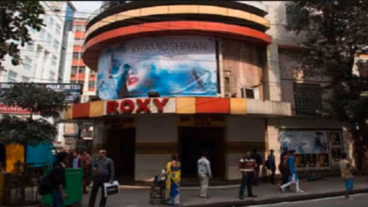 মাল্টিপ্লেক্সের দাপটে বন্ধ হল রক্সির দরজা, বৃহস্পতিবার সন্ধ্যায় শেষ শো মাল্টিপ্লেক্সের দাপটে বন্ধ হল রক্সির দরজা, বৃহস্পতিবার সন্ধ্যায় শেষ শো