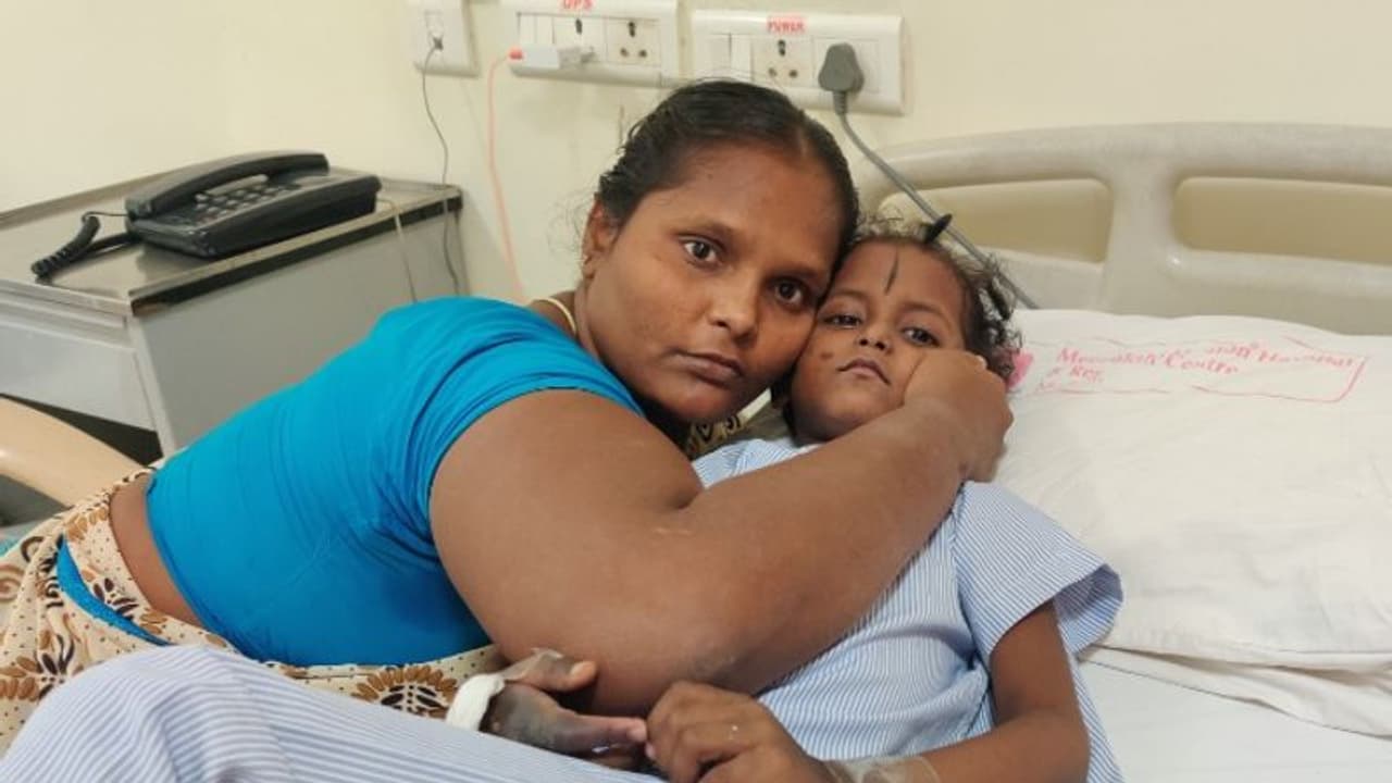 എന്റെ മകളെ രക്ഷിക്കണം; നിറകണ്ണുകളോടെ ഒരമ്മ... എന്റെ മകളെ രക്ഷിക്കണം; നിറകണ്ണുകളോടെ ഒരമ്മ...