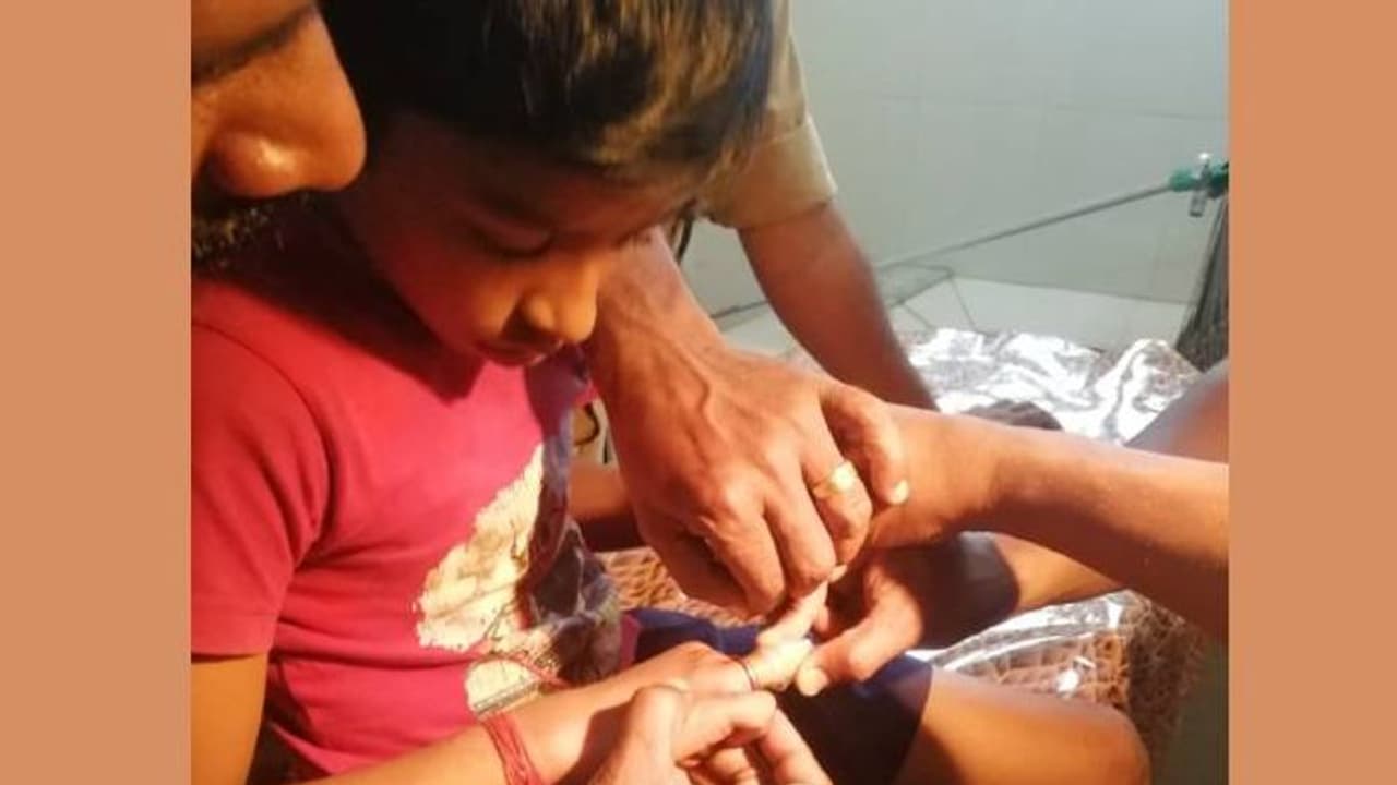 ഒൻപത് വയസ്സുകാരന്റെ കൈവിരലിൽ കുടുങ്ങിയ സ്റ്റീൽ നട്ട് ഊരിയെടുത്ത് അഗ്നിരക്ഷാസേന ഒൻപത് വയസ്സുകാരന്റെ കൈവിരലിൽ കുടുങ്ങിയ സ്റ്റീൽ നട്ട് ഊരിയെടുത്ത് അഗ്നിരക്ഷാസേന