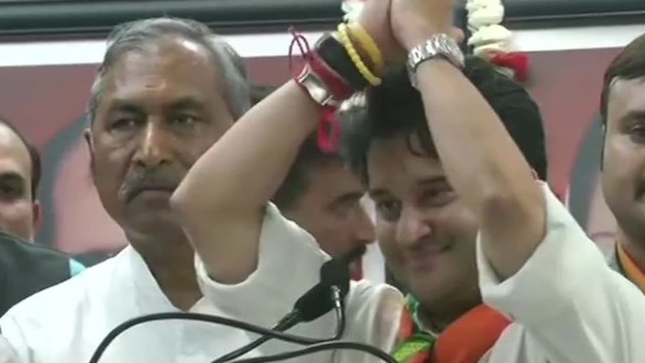 मध्य प्रदेश में सिर्फ दो नेता हैं, जो अपनी कार में एसी नहीं चलाते, सिंधिया ने ऐसे की शिवराज की तारीफ मध्य प्रदेश में सिर्फ दो नेता हैं, जो अपनी कार में एसी नहीं चलाते, सिंधिया ने ऐसे की शिवराज की तारीफ