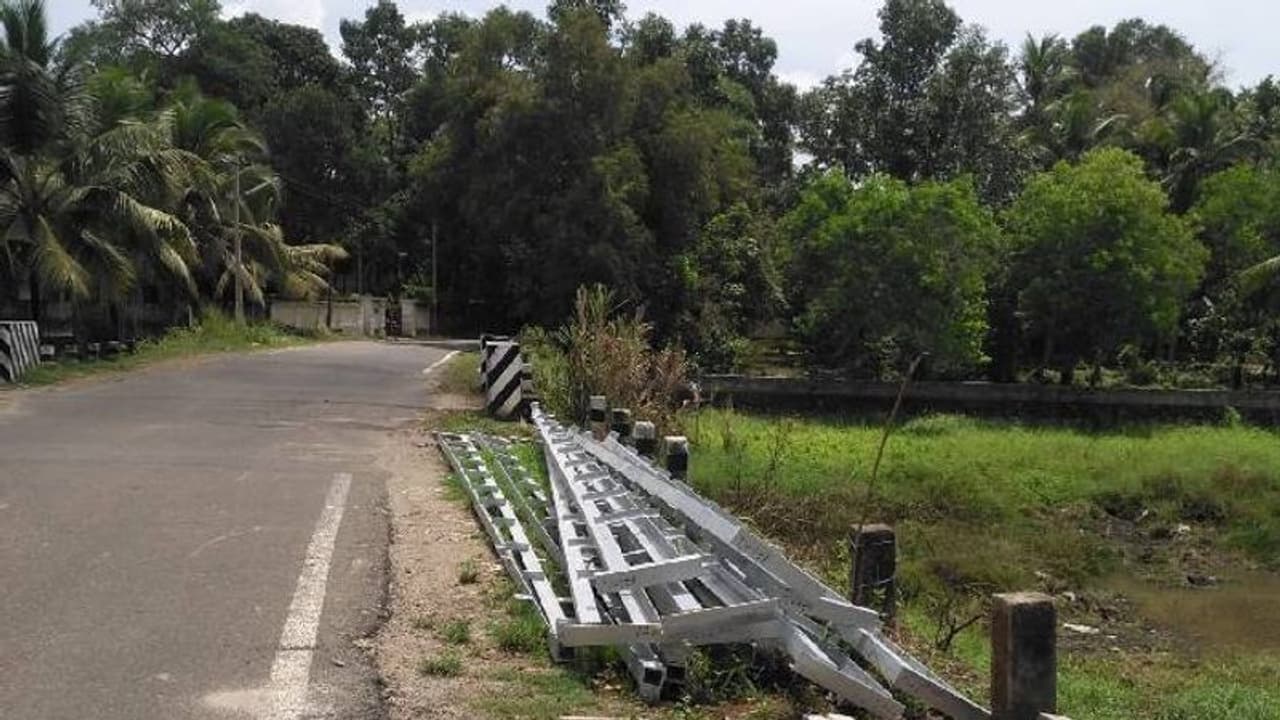 മാന്നാർ സുബ്രഹ്മണ്യ സ്വാമി ക്ഷേത്രത്തിനു സമീപത്തെ കൊടുംവളവ് അപകടമേഖലയാകുന്നു മാന്നാർ സുബ്രഹ്മണ്യ സ്വാമി ക്ഷേത്രത്തിനു സമീപത്തെ കൊടുംവളവ് അപകടമേഖലയാകുന്നു