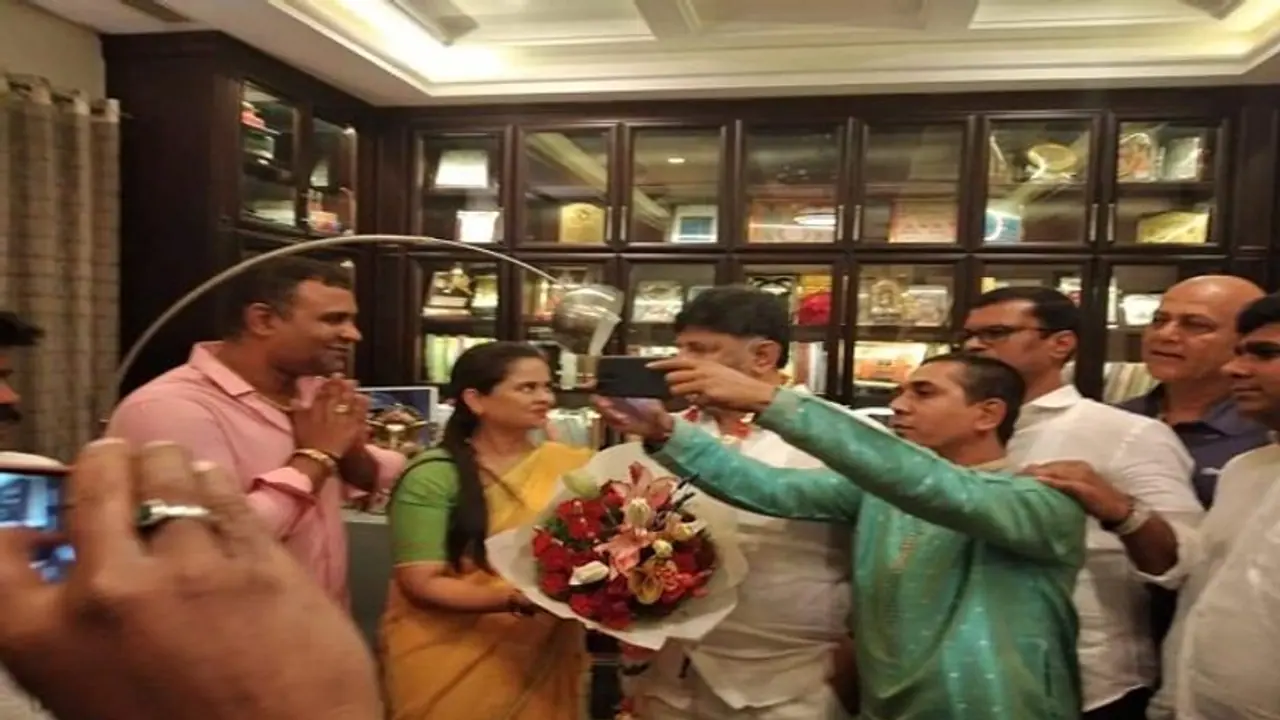 ದೂರದಿಂದ ಬಂದು ಡಿಕೆ ಶಿವಕುಮಾರ್ಗೆ ವಿಶ್ ಮಾಡಿದ ರೌಡಿ ಶೀಟರ್! ದೂರದಿಂದ ಬಂದು ಡಿಕೆ ಶಿವಕುಮಾರ್ಗೆ ವಿಶ್ ಮಾಡಿದ ರೌಡಿ ಶೀಟರ್!