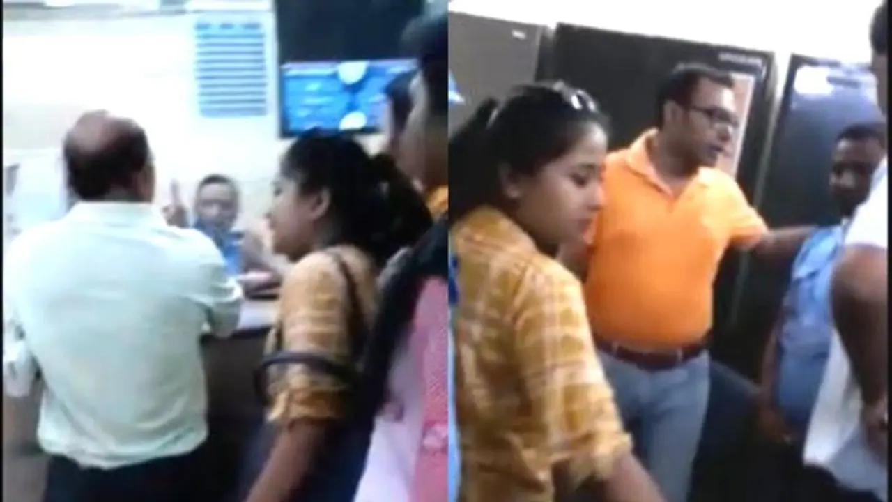 টিকিট দেওয়ার অছিলায় মহিলাকে স্পর্শ, প্রকাশ্য়ে মেট্রো কর্মীর কুকীর্তি টিকিট দেওয়ার অছিলায় মহিলাকে স্পর্শ, প্রকাশ্য়ে মেট্রো কর্মীর কুকীর্তি