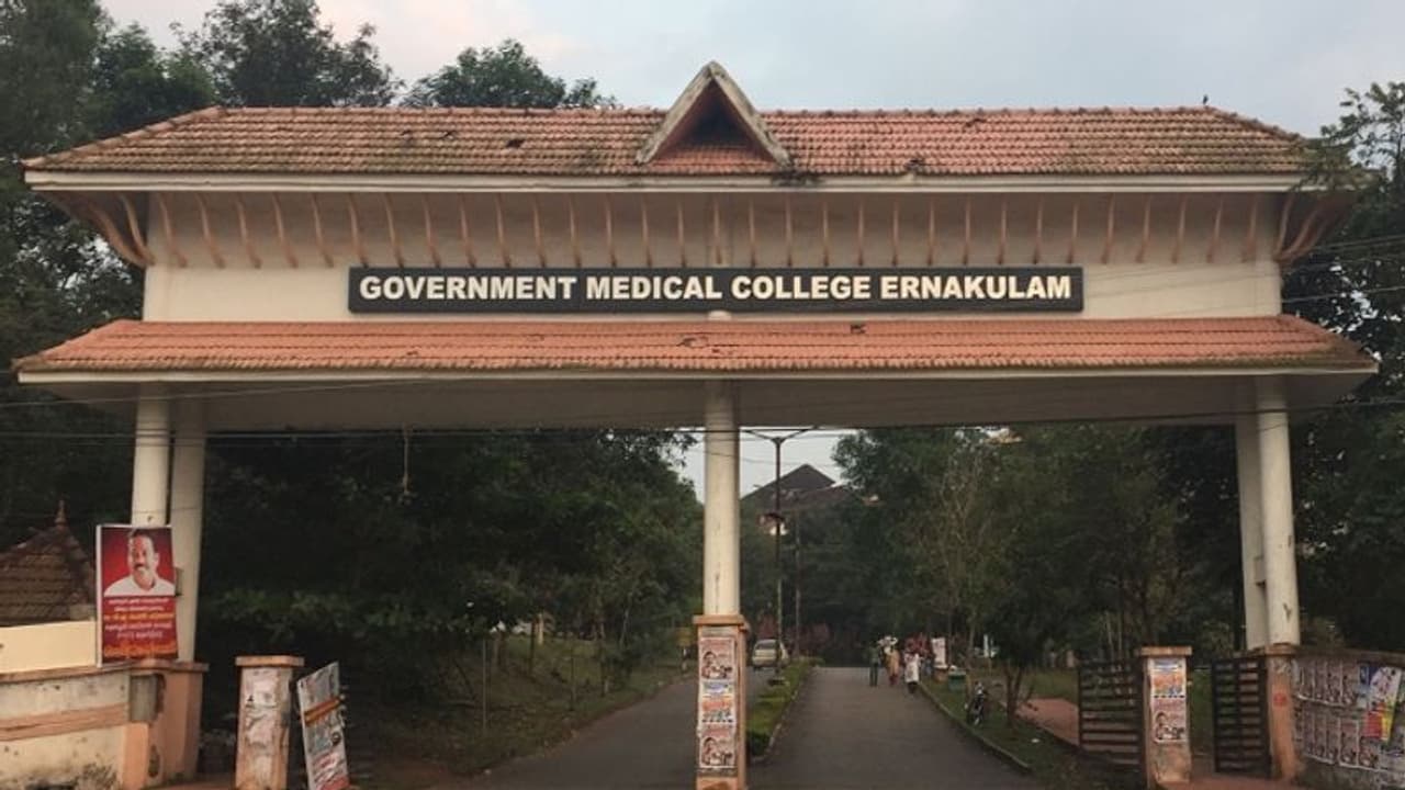 മൂന്ന് വയസുകാരന്റെ പിതാവിനും കൊവിഡ് ബാധ: കൊച്ചിയിലെ 23 പേര് സമ്പര്ക്കപ്പട്ടികയില് മൂന്ന് വയസുകാരന്റെ പിതാവിനും കൊവിഡ് ബാധ: കൊച്ചിയിലെ 23 പേര് സമ്പര്ക്കപ്പട്ടികയില്