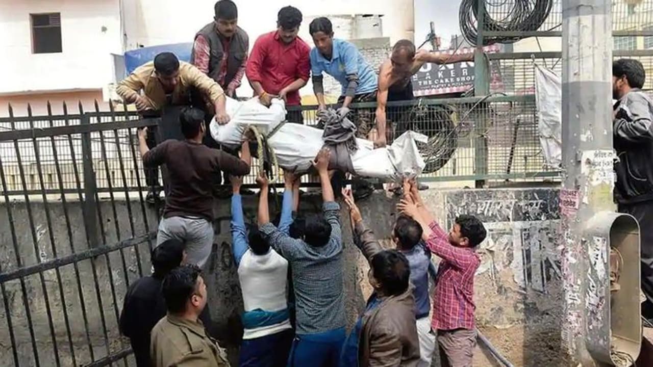 अंकित के कपड़े उतरवाए, फिर 400 बार मारे चाकू...आरोपी ने बताया, हत्या के बाद भाई और भाभी को किया था फोन अंकित के कपड़े उतरवाए, फिर 400 बार मारे चाकू...आरोपी ने बताया, हत्या के बाद भाई और भाभी को किया था फोन