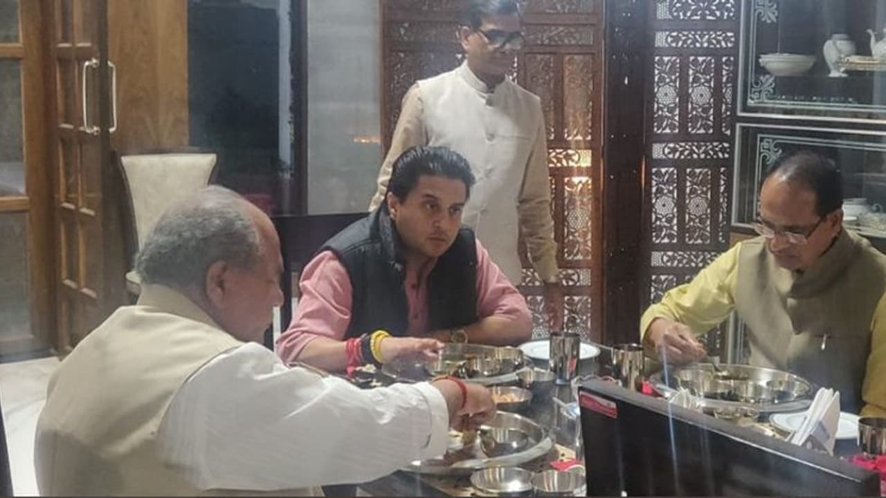 भाजपा कार्यालय में कांग्रेस को ललकारा, फिर शिवराज सिंह चौहान के घर खाया खाना, ऐसी रही डिनर पॉलिटिक्स भाजपा कार्यालय में कांग्रेस को ललकारा, फिर शिवराज सिंह चौहान के घर खाया खाना, ऐसी रही डिनर पॉलिटिक्स