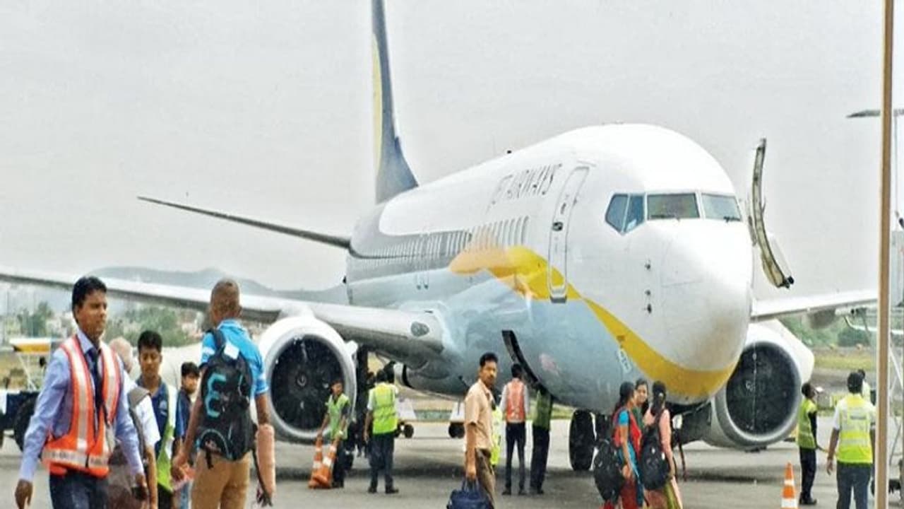 కుప్పకూలిన పర్యాటక రంగం...దేశంలో వారికి వీసాల రద్దు... కుప్పకూలిన పర్యాటక రంగం...దేశంలో వారికి వీసాల రద్దు...