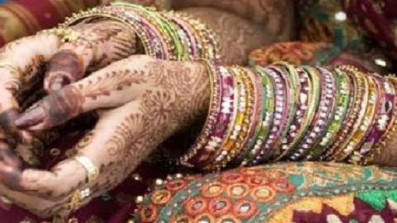 शादी समारोह के दौरान अचानक दूल्हे को आया गुस्सा, सात फेरे लेते ही दुल्हन को कर दिया लहूलुहान शादी समारोह के दौरान अचानक दूल्हे को आया गुस्सा, सात फेरे लेते ही दुल्हन को कर दिया लहूलुहान