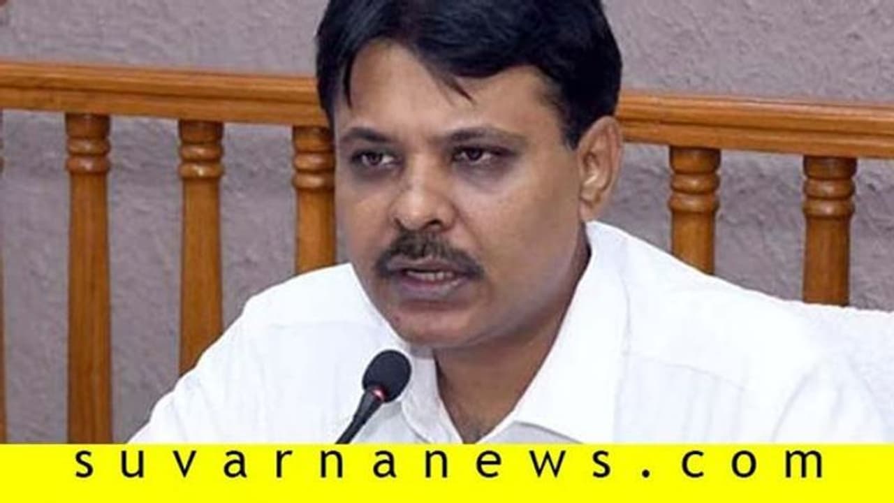 ಕರೋನಾ ವೈರಸ್ ಭೀತಿ: ಕಲಬರಗಿಯಲ್ಲಿ ಶಾಲಾ, ಕಾಲೇಜುಗಳಿಗೆ ಒಂದು ವಾರ ರಜೆ ಕರೋನಾ ವೈರಸ್ ಭೀತಿ: ಕಲಬರಗಿಯಲ್ಲಿ ಶಾಲಾ, ಕಾಲೇಜುಗಳಿಗೆ ಒಂದು ವಾರ ರಜೆ