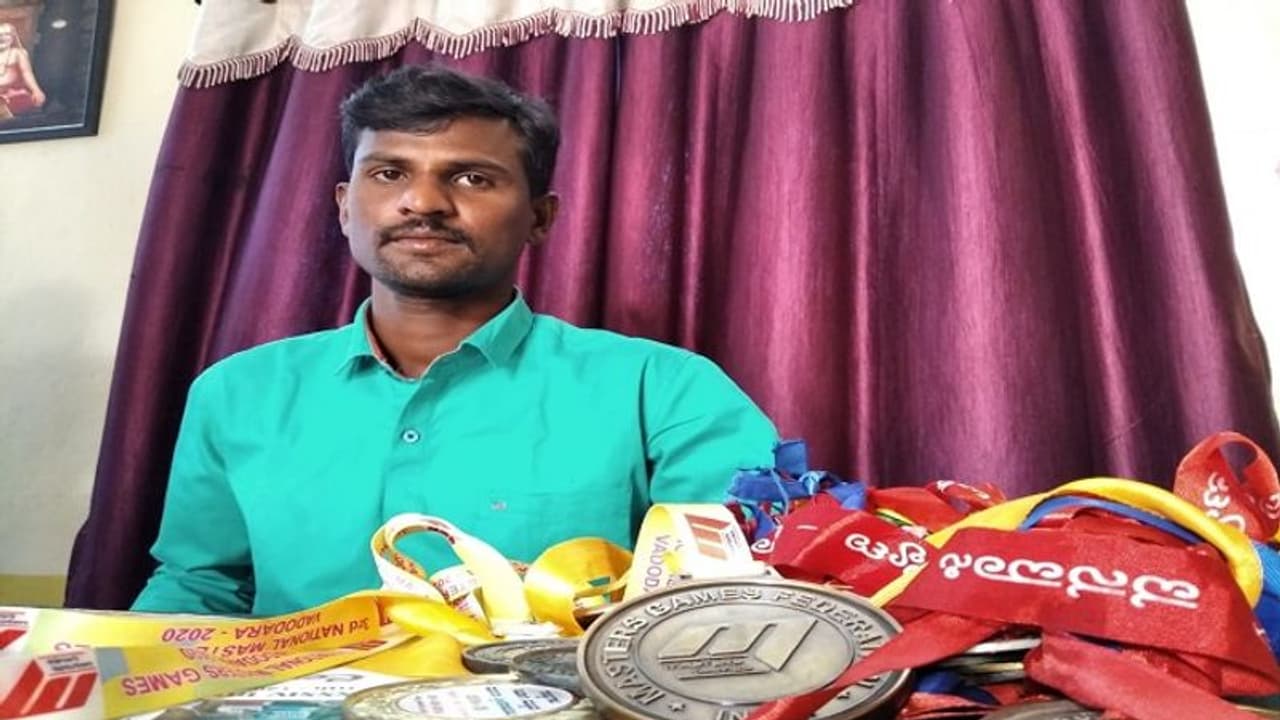 ‘ಕನ್ನಡಪ್ರಭ' ಸುವರ್ಣ ನ್ಯೂಸ್' ವರದಿಗೆ ಸ್ಪಂದಿಸಿದ ದಾನಿಗಳು: ದೊಡ್ಡಪ್ಪಗೆ ಹರಿದು ಬಂದ ನೆರವು ‘ಕನ್ನಡಪ್ರಭ' ಸುವರ್ಣ ನ್ಯೂಸ್' ವರದಿಗೆ ಸ್ಪಂದಿಸಿದ ದಾನಿಗಳು: ದೊಡ್ಡಪ್ಪಗೆ ಹರಿದು ಬಂದ ನೆರವು