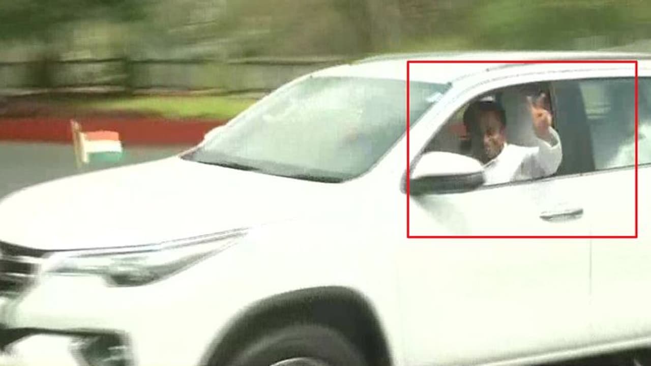 विक्ट्री साइन दिखाते हुए राजभवन पहुंचे कमलनाथ, राज्यपाल से कहा, कैद विधायकों की रिहाई सुनिश्चित करें विक्ट्री साइन दिखाते हुए राजभवन पहुंचे कमलनाथ, राज्यपाल से कहा, कैद विधायकों की रिहाई सुनिश्चित करें