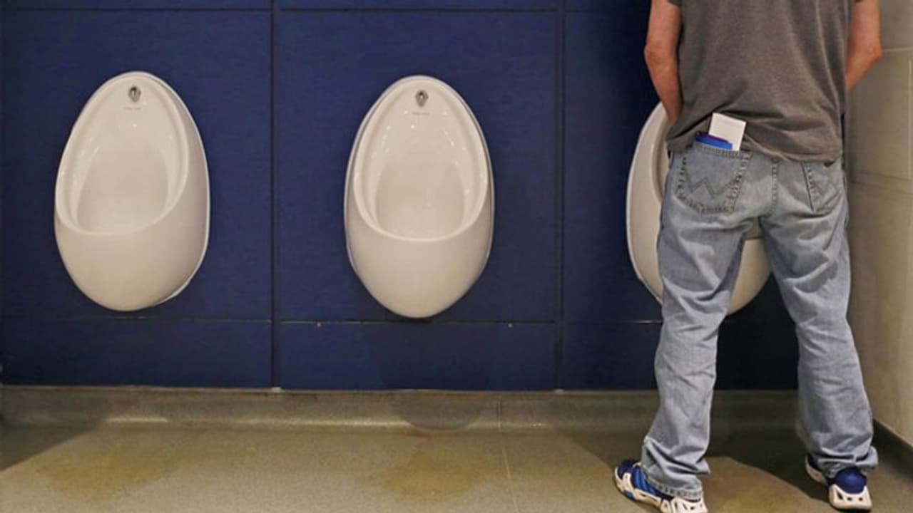 ഈ കൊറോണ കാലത്ത് പുരുഷന്മാർക്ക് അധികശ്രദ്ധയാകാം, മൂത്രമൊഴിച്ച ശേഷം കെെ കഴുകാൻ മടിക്കരുത്...