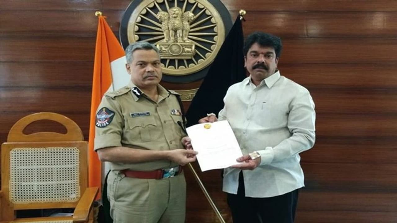 మాచర్ల దాడి... ధ్వంసమైన కారుతో విజయవాడ సిపి ఆఫీసుకు బోండా ఉమ మాచర్ల దాడి... ధ్వంసమైన కారుతో విజయవాడ సిపి ఆఫీసుకు బోండా ఉమ