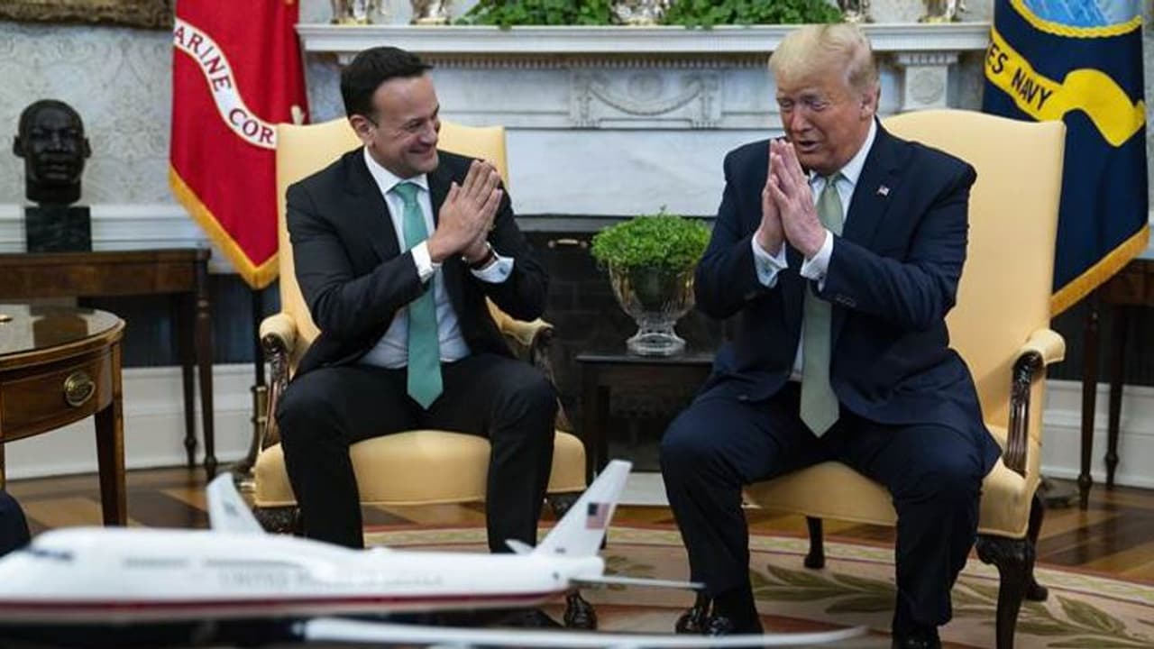 உலகையே திரும்பி பார்க்க வைத்த இந்திய வணக்கம்..!! அமெரிக்க அதிபர் ட்ரம்ப் கைகூப்பி வரவேற்பு..!! உலகையே திரும்பி பார்க்க வைத்த இந்திய வணக்கம்..!! அமெரிக்க அதிபர் ட்ரம்ப் கைகூப்பி வரவேற்பு..!!