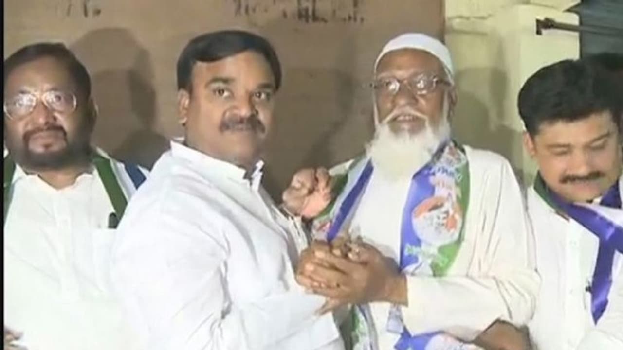 కడప జిల్లాలో చంద్రబాబుకు మరో ఎదురు దెబ్బ: వైసీపిలోకి మైనారిటీ నేత