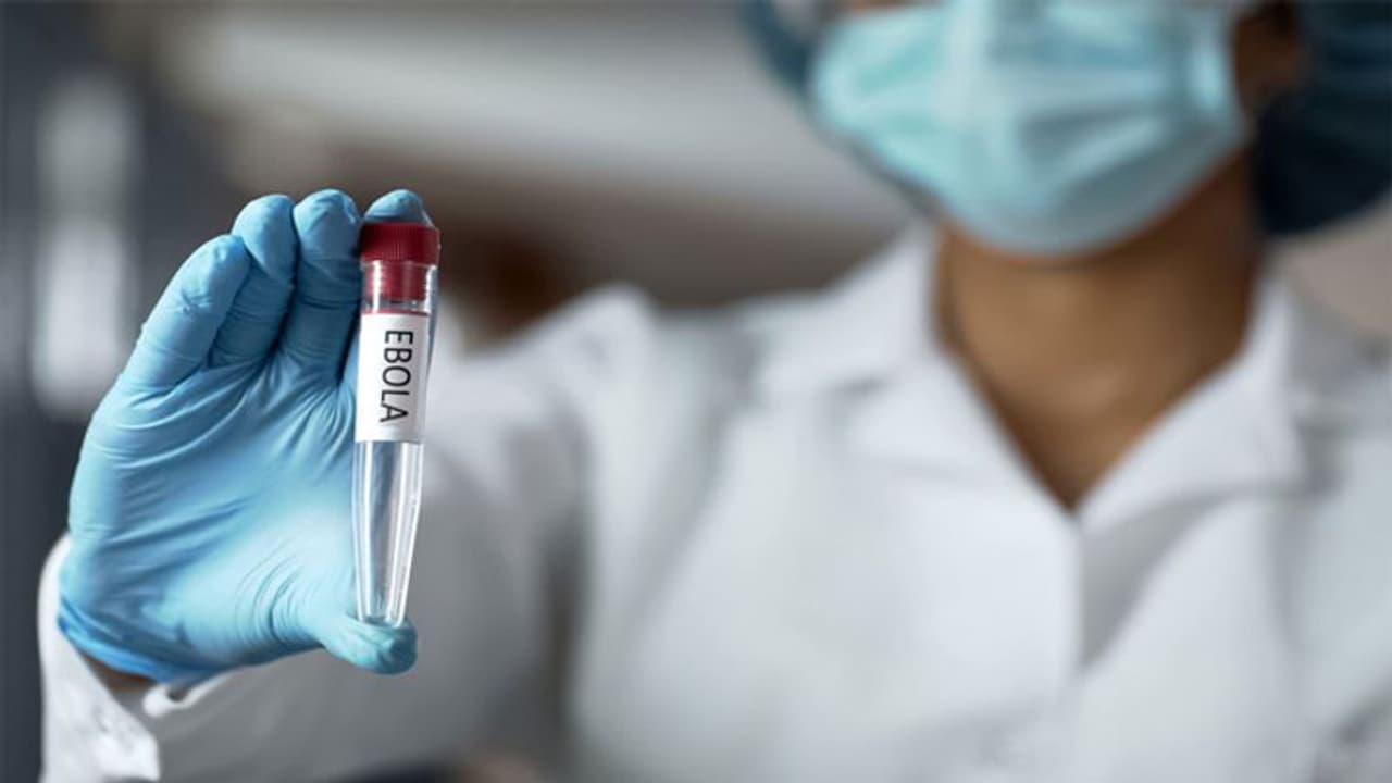 భారత్లో తొలి కరోనా మరణం: మృతుడికి సపర్యలు, ఐసోలేషన్ వార్డుకి నర్స్ భారత్లో తొలి కరోనా మరణం: మృతుడికి సపర్యలు, ఐసోలేషన్ వార్డుకి నర్స్