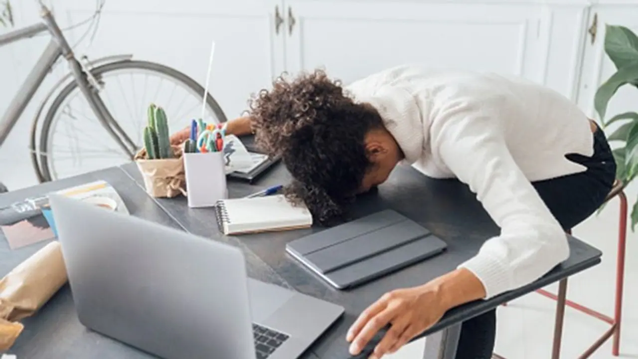 ನಿದ್ರೆ ಕೊರತೆ ನಿಮ್ಮ ಕರಿಯರ್ಗೆ ಎರವಾಗುತ್ತದೆ, ಜೋಕೆ! ನಿದ್ರೆ ಕೊರತೆ ನಿಮ್ಮ ಕರಿಯರ್ಗೆ ಎರವಾಗುತ್ತದೆ, ಜೋಕೆ!