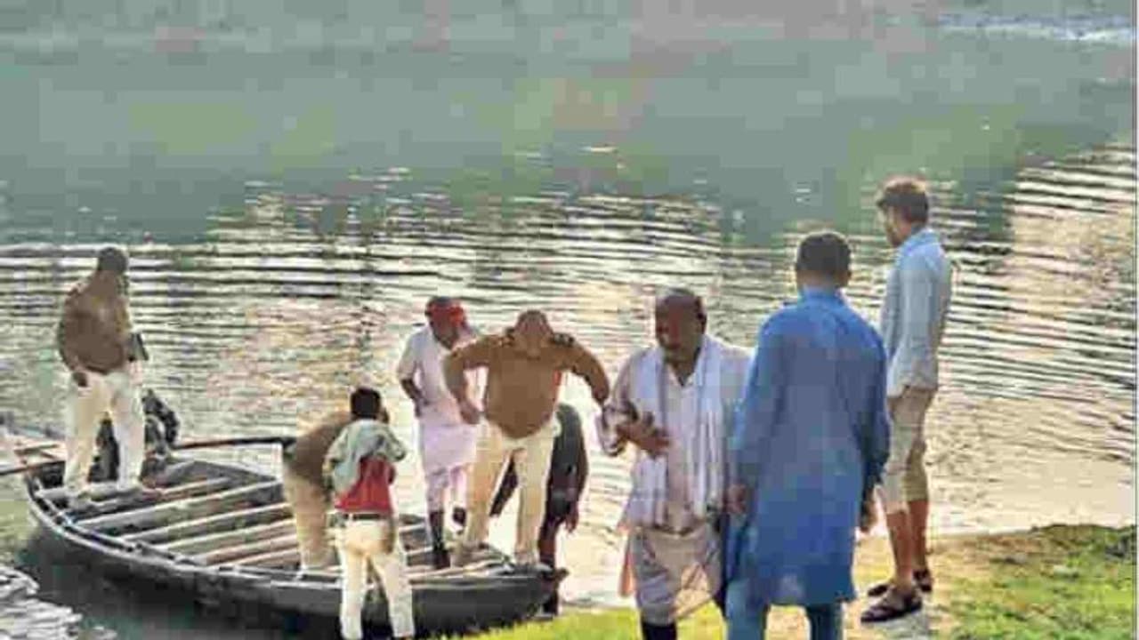 दहेज में भैंस और बाइक नहीं मिली तो पत्नी की हत्या कर शव को दो नदियों के बीच में गाड़ा दहेज में भैंस और बाइक नहीं मिली तो पत्नी की हत्या कर शव को दो नदियों के बीच में गाड़ा