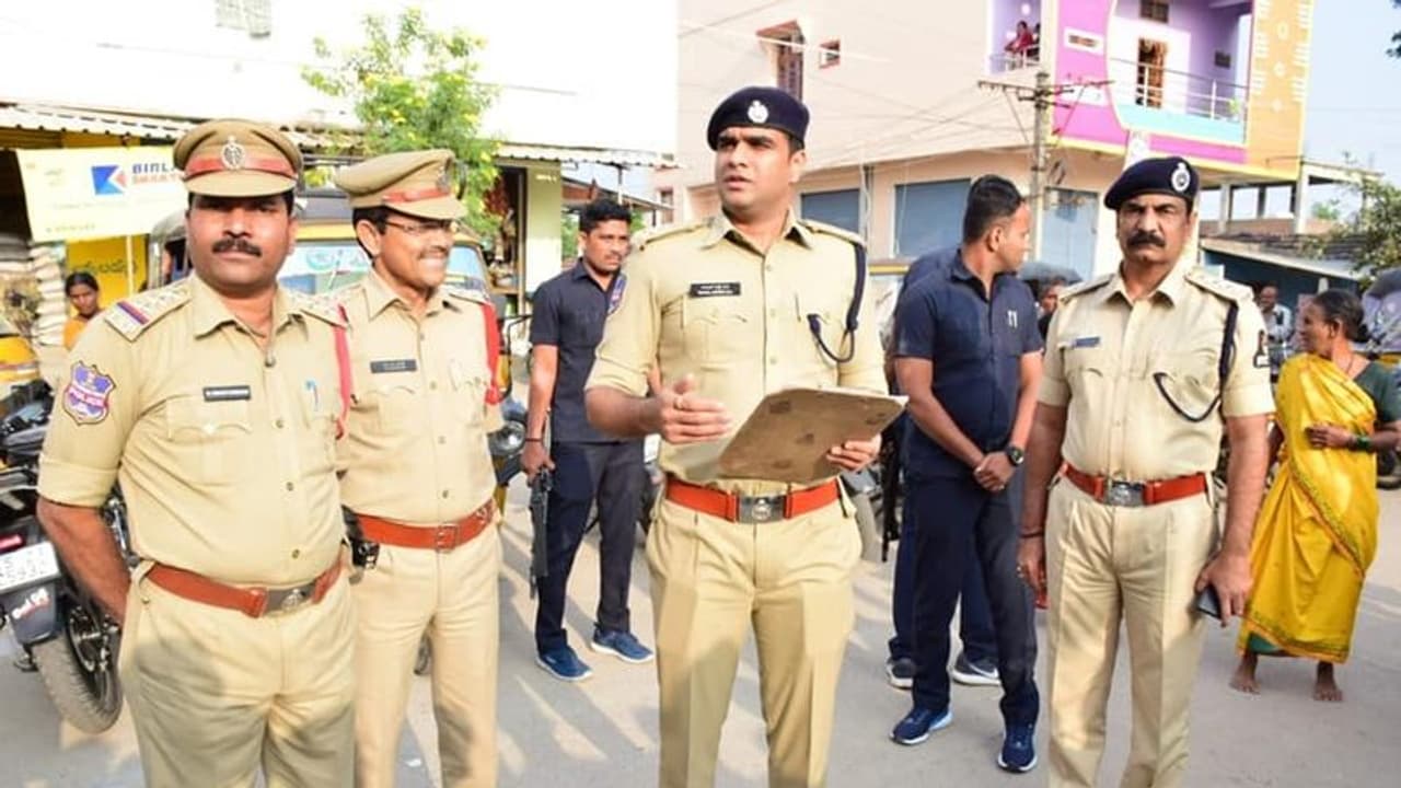 అనుక్షణం అప్రమత్తం... రాజన్న జిల్లాలో పోలీస్ యంత్రాంగం తీరు భేష్. అనుక్షణం అప్రమత్తం... రాజన్న జిల్లాలో పోలీస్ యంత్రాంగం తీరు భేష్.