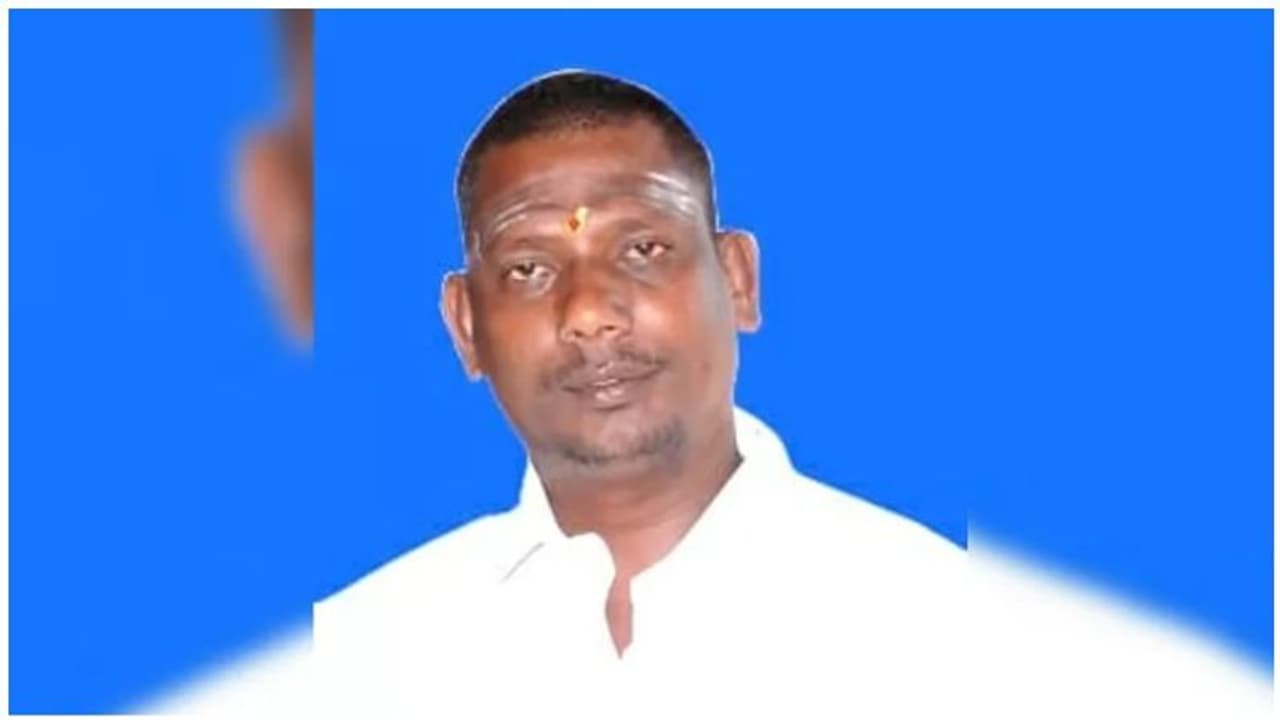 சரக்கடிப்பதை காட்டிக்கொடுப்பதால் ஆத்திரம்... அரசு பள்ளி சிசிடிவி கேமராக்களை உடைத்த திமுக பிரமுகர்..! சரக்கடிப்பதை காட்டிக்கொடுப்பதால் ஆத்திரம்... அரசு பள்ளி சிசிடிவி கேமராக்களை உடைத்த திமுக பிரமுகர்..!