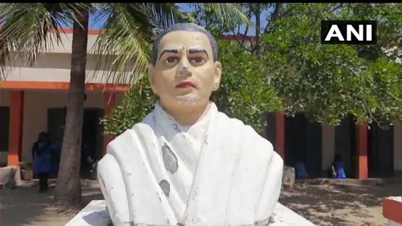 ఏపీలో దారుణం: సరస్వతీదేవి, పొట్టి శ్రీరాములు విగ్రహాల ధ్వంసం ఏపీలో దారుణం: సరస్వతీదేవి, పొట్టి శ్రీరాములు విగ్రహాల ధ్వంసం