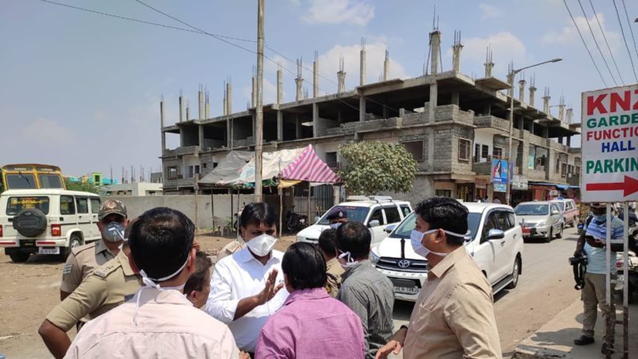 ಕಲಬುರಗಿ: ಕೊರೋನಾದಿಂದ ಮೃತಪಟ್ಟ ವ್ಯಕ್ತಿ ಮನೆಯ 5 ಕಿ. ಮೀ. ಬಫರ್ ಝೋನ್! ಕಲಬುರಗಿ: ಕೊರೋನಾದಿಂದ ಮೃತಪಟ್ಟ ವ್ಯಕ್ತಿ ಮನೆಯ 5 ಕಿ. ಮೀ. ಬಫರ್ ಝೋನ್!