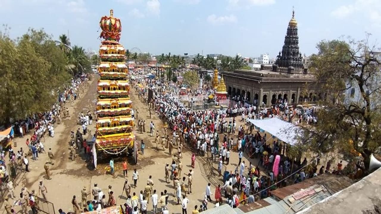 ಫಟಾಫಟ್ ರಥೋತ್ಸವ: 'ಕೊರೋನಾದಿಂದ ಕಲಬುರಗಿ ಕಾಪಾಡಪ್ಪ ಶರಣ ಬಸವ' ಫಟಾಫಟ್ ರಥೋತ್ಸವ: 'ಕೊರೋನಾದಿಂದ ಕಲಬುರಗಿ ಕಾಪಾಡಪ್ಪ ಶರಣ ಬಸವ'