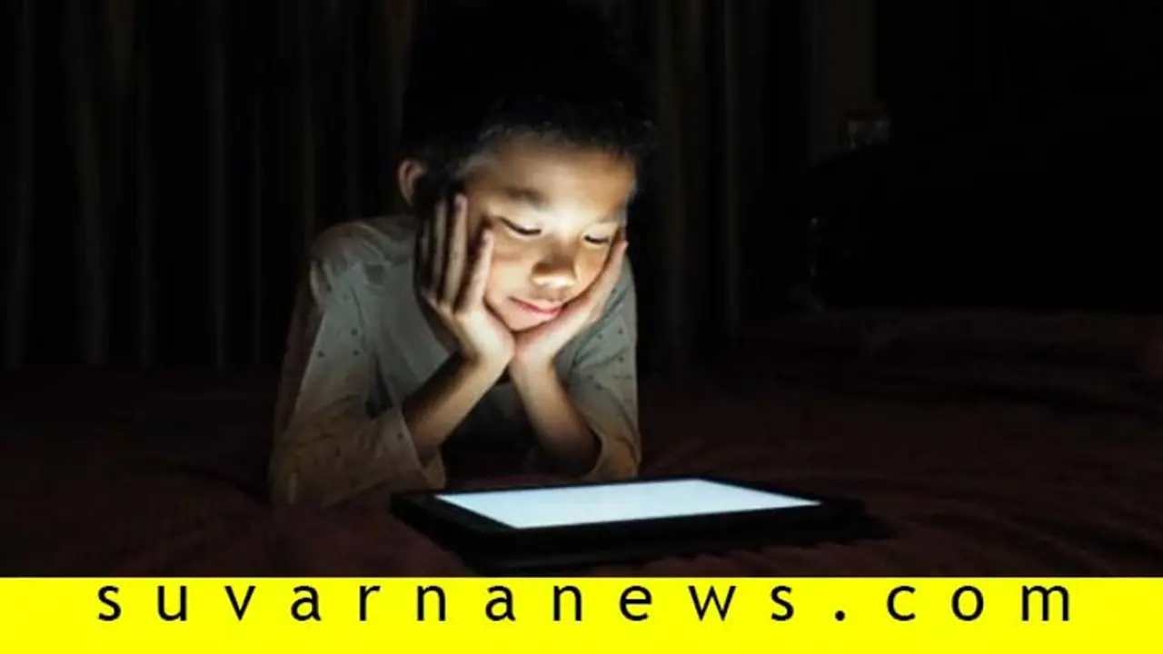 ಸೆಕೆಂಡ್ ಹ್ಯಾಂಡ್ ಸ್ಮೋಕಿಂಗ್ನಷ್ಟೇ ಕೆಟ್ಟದು ಈ ಸ್ಕ್ರೀನ್ಟೈಂ ಚಟ ಸೆಕೆಂಡ್ ಹ್ಯಾಂಡ್ ಸ್ಮೋಕಿಂಗ್ನಷ್ಟೇ ಕೆಟ್ಟದು ಈ ಸ್ಕ್ರೀನ್ಟೈಂ ಚಟ