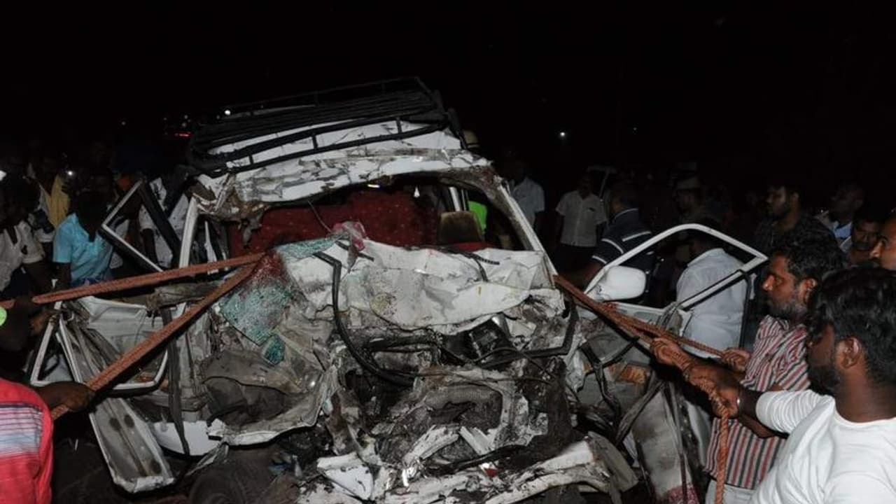 கண்ணிமைக்கும் நேரத்தில் கோர விபத்து..! 6 பேர் உடல்நசுங்கி பரிதாப பலி..! கண்ணிமைக்கும் நேரத்தில் கோர விபத்து..! 6 பேர் உடல்நசுங்கி பரிதாப பலி..!