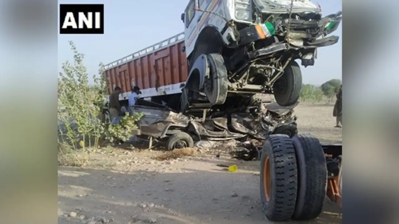கார் லாரி நேருக்கு நேர் பயங்கர மோதல்..! புதுமண தம்பதி உட்பட 11 பேர் உடல் நசுங்கி பரிதாப பலி..! கார் லாரி நேருக்கு நேர் பயங்கர மோதல்..! புதுமண தம்பதி உட்பட 11 பேர் உடல் நசுங்கி பரிதாப பலி..!