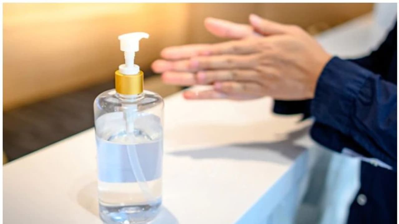 കൊവിഡ് 19: അവശ്യ വസ്തുക്കളുടെ പട്ടികയിലേക്ക് മാസ്കും സാനിട്ടൈസറും കൊവിഡ് 19: അവശ്യ വസ്തുക്കളുടെ പട്ടികയിലേക്ക് മാസ്കും സാനിട്ടൈസറും