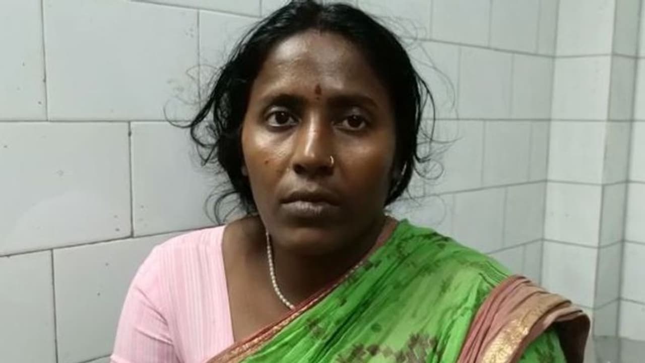 ফের চলন্ত ট্রেনে পাথর বাজের হামলা, গুরুতর আহত এক মহিলা যাত্রী ফের চলন্ত ট্রেনে পাথর বাজের হামলা, গুরুতর আহত এক মহিলা যাত্রী