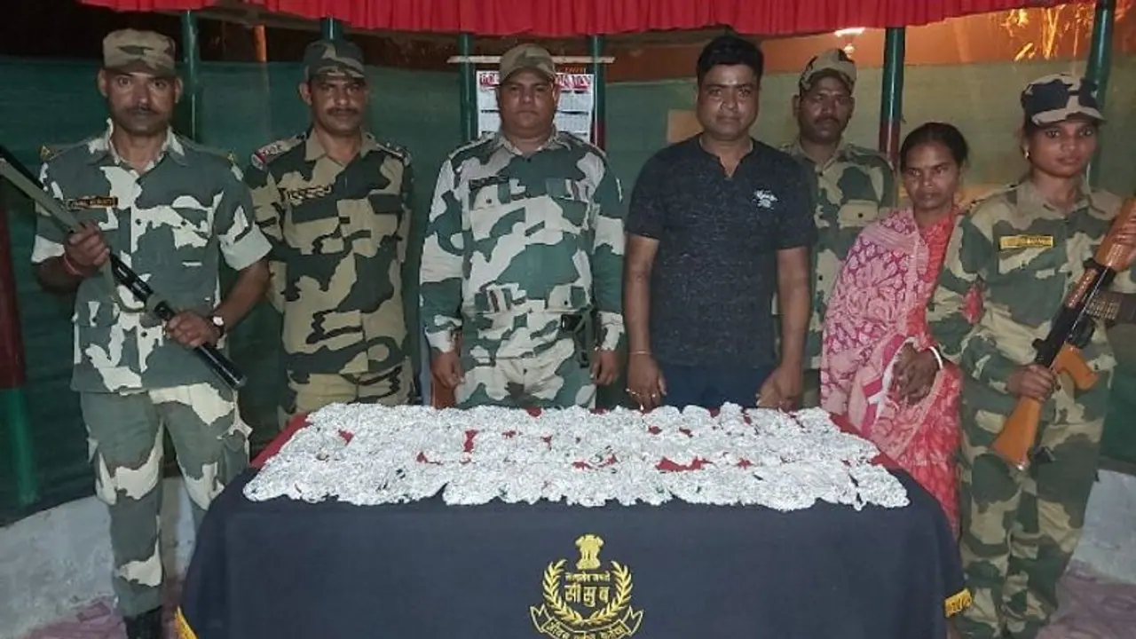 সীমান্তে বিপুল পরিমানে রুপোর গয়না উদ্ধার, গ্রেফতার মহিলা পাচারকারী সীমান্তে বিপুল পরিমানে রুপোর গয়না উদ্ধার, গ্রেফতার মহিলা পাচারকারী