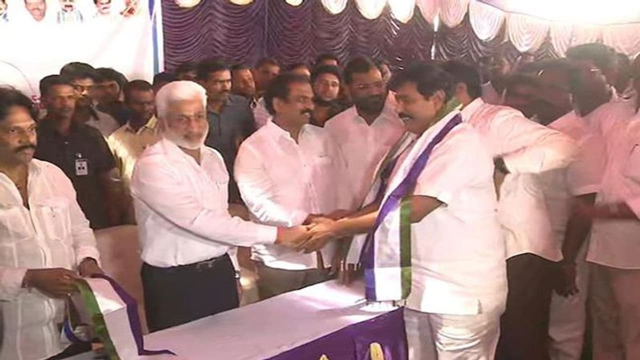 టీడీపీకి మరో షాక్.. వైసీపీలోకి మాజీ ఎమ్మెల్యే గురుమూర్తి రెడ్డి టీడీపీకి మరో షాక్.. వైసీపీలోకి మాజీ ఎమ్మెల్యే గురుమూర్తి రెడ్డి